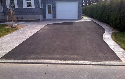 Allée et bordures d'une entrée d'auto en pavé uni à Trois-Rivière