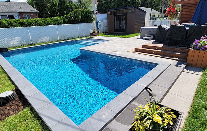 Aménagement paysager autour d'une piscine St-Hubert.